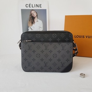  Louis Vuitton crossbody bag